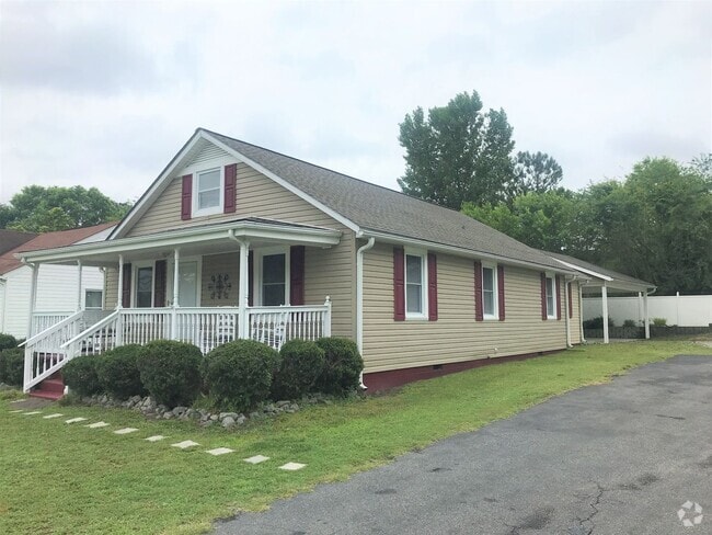 Building Photo - Lovely 3 Bedroom/2 Bathroom… Waiting for Y... Rental