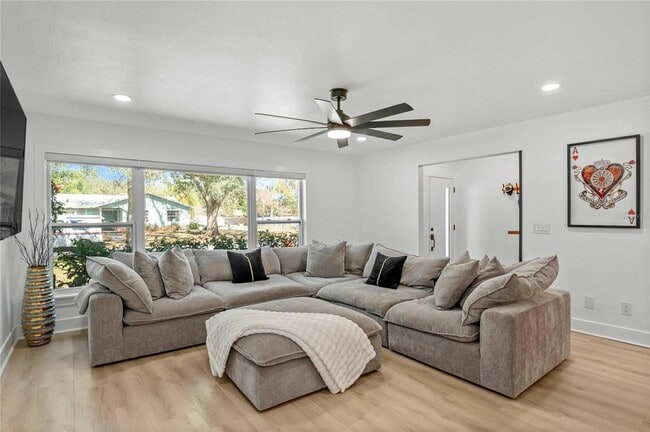 Photo - 2350 Sherbrooke Rd