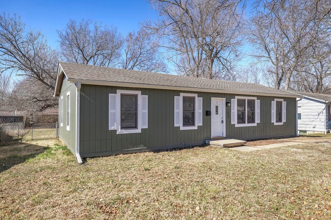 Building Photo - 709 N Woodland St