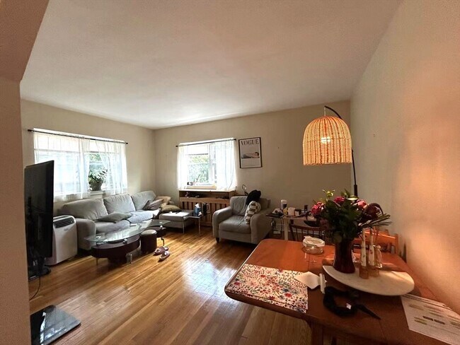 Building Photo - 1834 Beacon St Unit 12 Rental