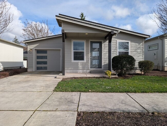 Building Photo - Beautiful 2 bedroom/1 bath home. Landscaping included!