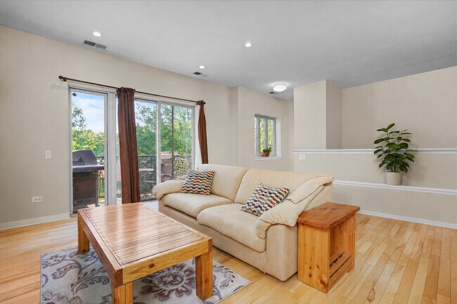 Photo - 1112 W Washburne Ave Unit 301
