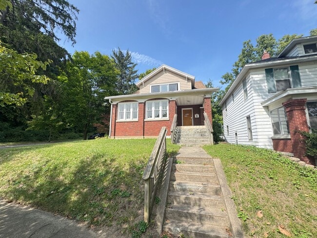 Building Photo - Close to Downtown! Includes Washer and Dryer Rental