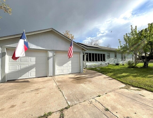 Photo - Stunning 3 bedroom, 2 bath home AVAILABLE NOW!