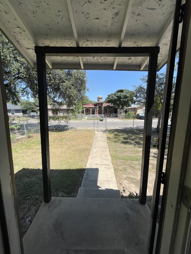 Photo - 3618 W Travis St