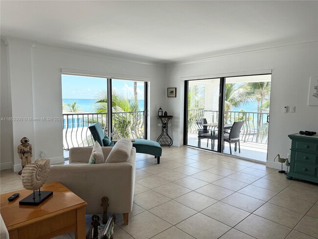 Building Photo - 5415 Collins Ave Unit 407 Rental