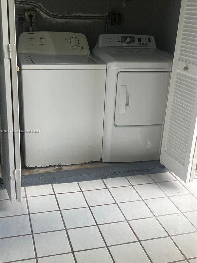 Building Photo - 2 bedroom in North Miami Beach FL 33179 Rental