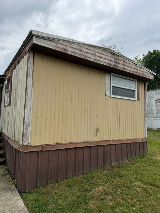 Building Photo - 150 Barry Slaven Dr