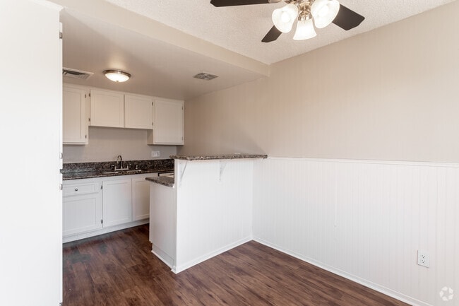2BR, 2BA - 915 SF