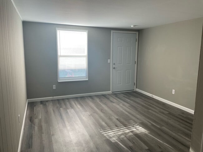 Building Photo - 740 W Wood St Unit 1