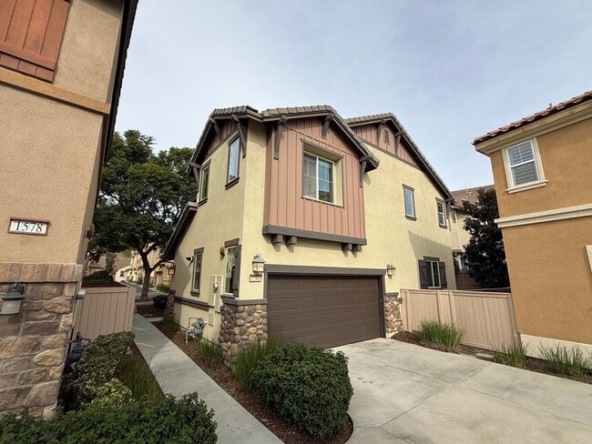 Building Photo - Great 3B/2.5BA House in Gated San Elijo Hills Community!