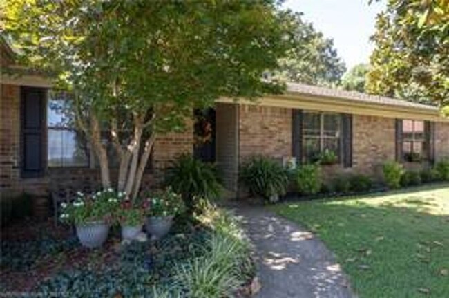 Photo - 306 Elfen Glen St