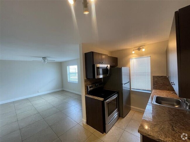 Building Photo - 607 NE 29th Dr Unit 31 Rental