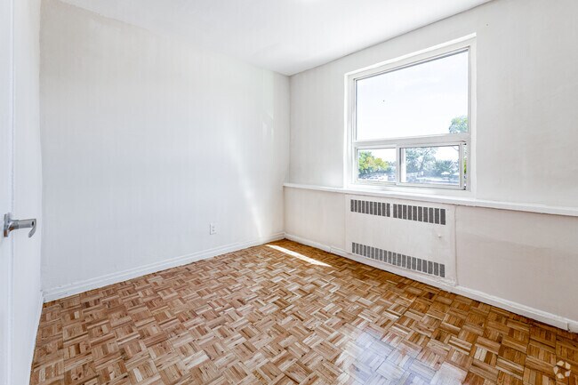 2BR, 1BA - 626SF - Bedroom - 2355 Lake Shore Blvd W