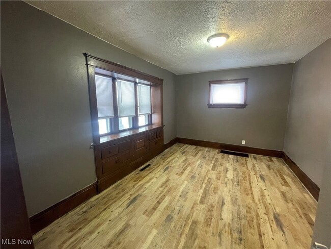 Photo - 944 Baughman St