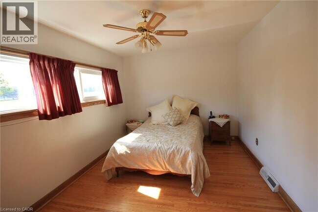 Photo - 730 Garth St