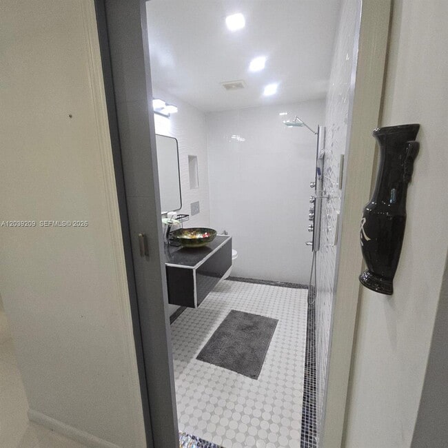Building Photo - 5600 SW 112th Ave Unit -