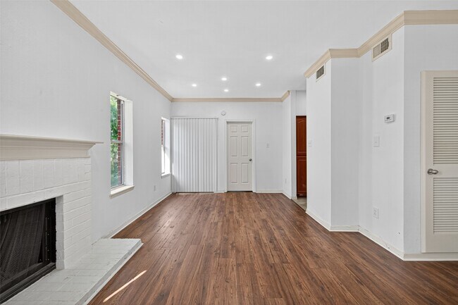 Building Photo - 4041 Drake St Unit 203