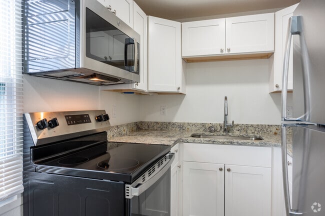 1BR, 1BA w/ Balcony - 600SF - Kitchen - El Patio Apartments Sarasota