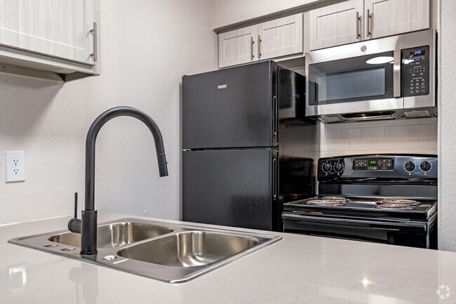 2BR, 2BA - 800SF (B1R-BAX) - Kitchen