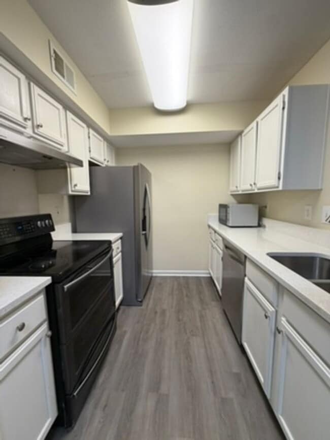 Building Photo - Updated 2 Bedroom First Floor Condo