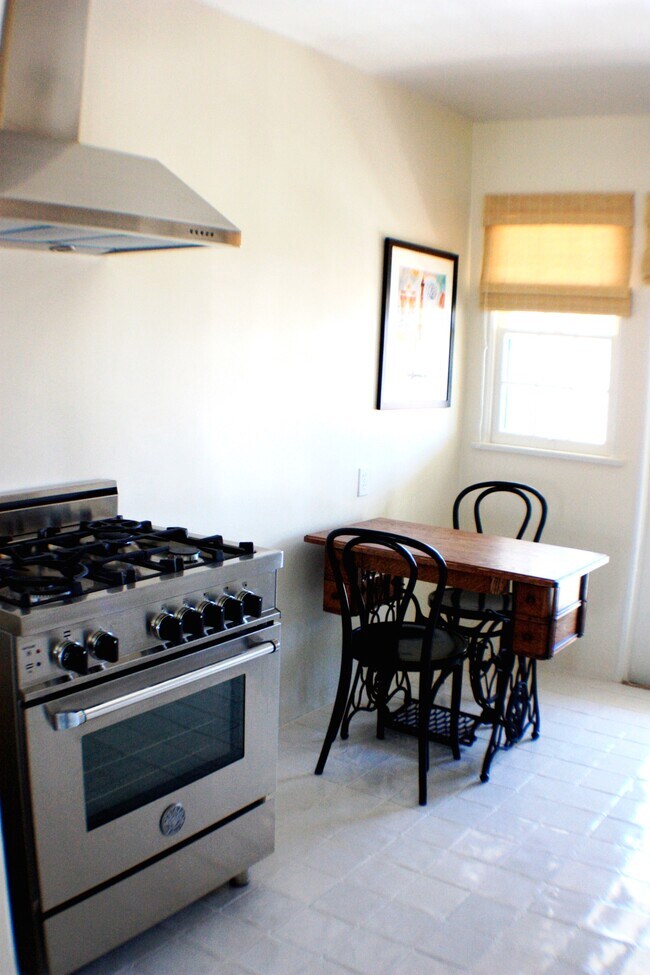 full kitchen - 119 W Mason St