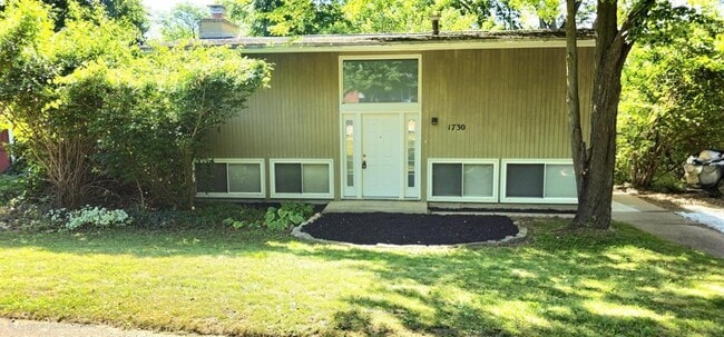 Building Photo - 1730 Traver Rd Rental