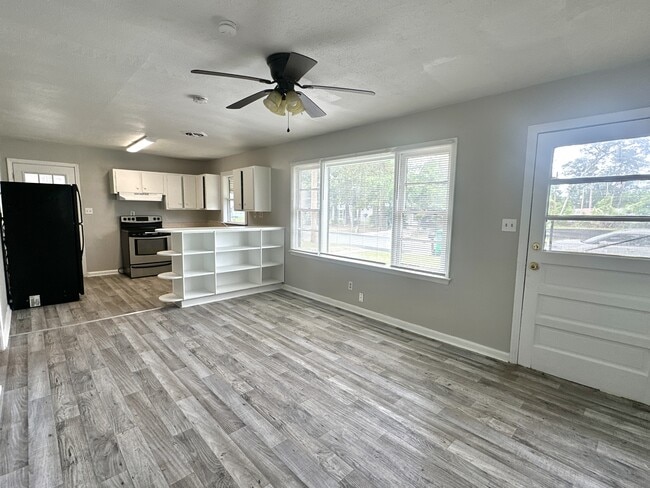 Photo - 825 Bethune St