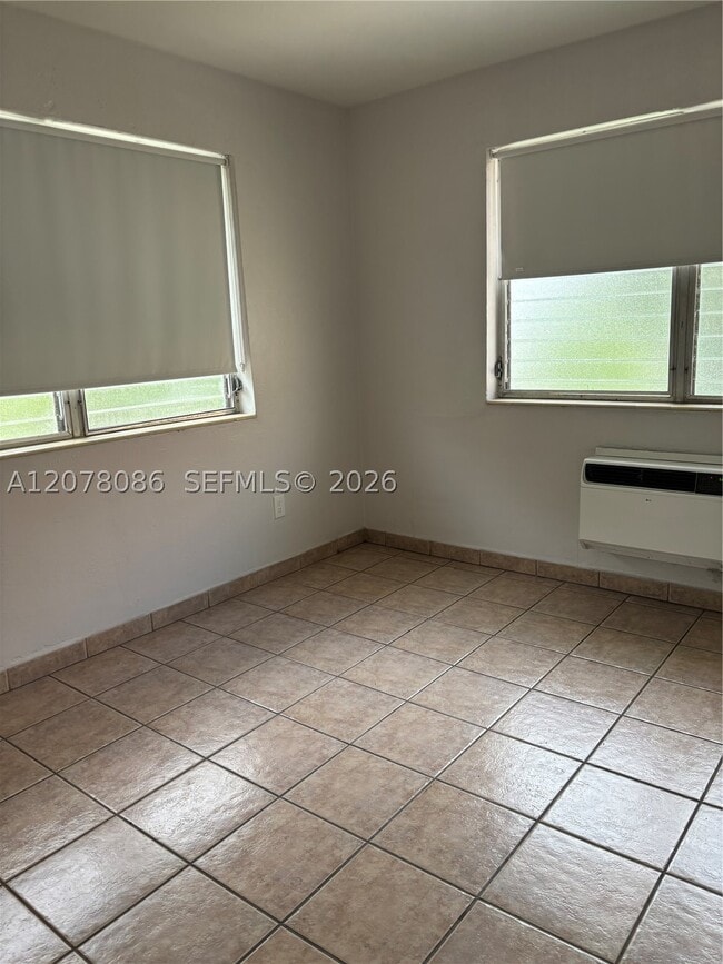 Photo - 435 SW 5th St Unit 4