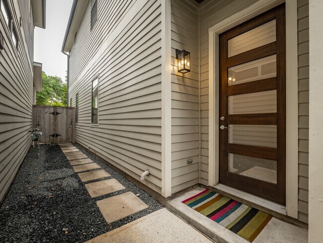 Photo - 210 E 32nd St