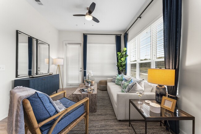 ¡Puedes colocar todos los asientos que necesitas en nuestras amplias salas de estar! - The Reef Apartments