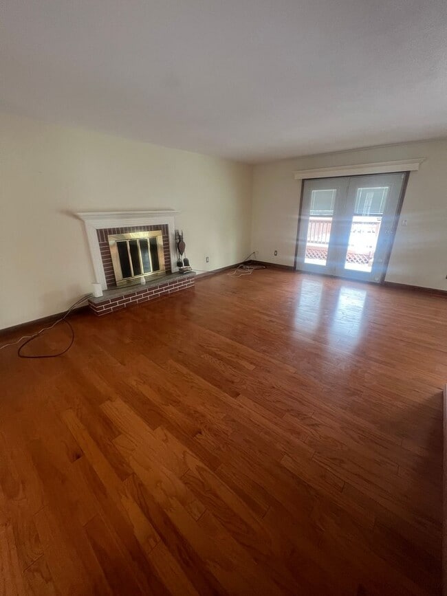 Photo - Spacious 4 Bedroom 3 Bathroom in Westchester!