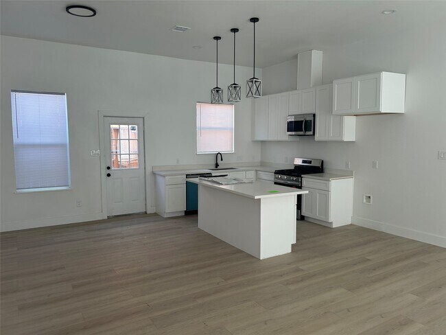 Photo - 8203 Sparta St