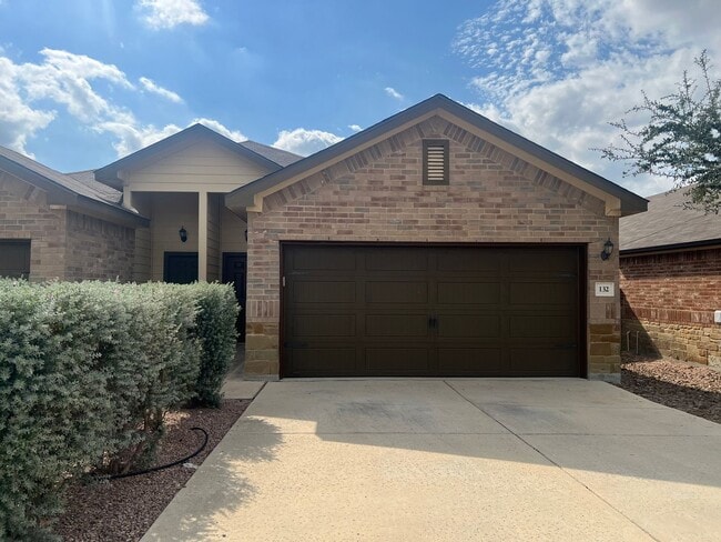 Building Photo - Luxury 3/2 duplex in NBTX