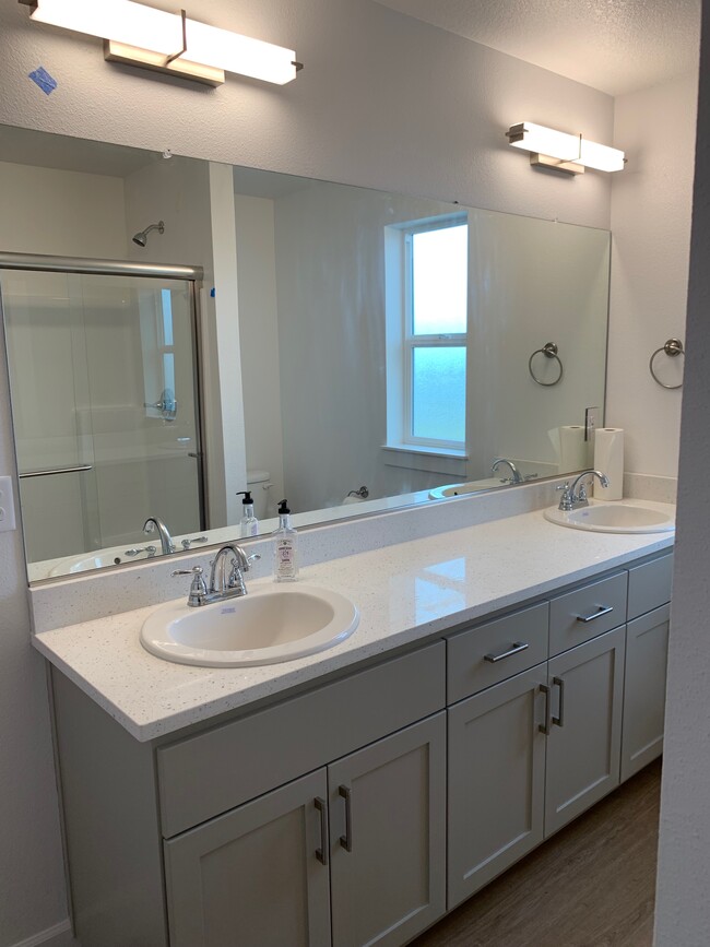 upstairs master bathroom - 3503 NE McDonald Ln Casa Adosada