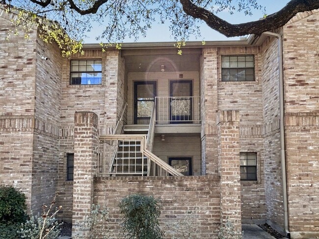 Building Photo - Charming 2BR Condo with Vaulted Ceilings, Fireplace & Pool Access
