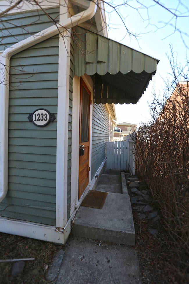 Building Photo - Cozy Character Home near SAIT - 2 bedroom ...