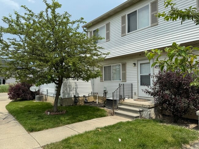 Building Photo - 28187 Raleigh Crescent Dr Unit 28187