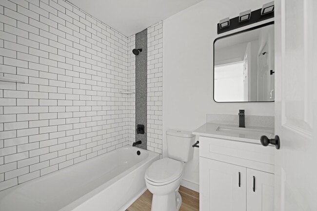 Building Photo - 807 Cullen Blvd Unit 2