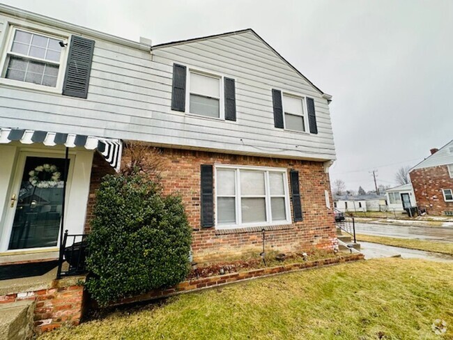 Building Photo - Nicely Updated 3 Bedroom 1 Bathroom House ...