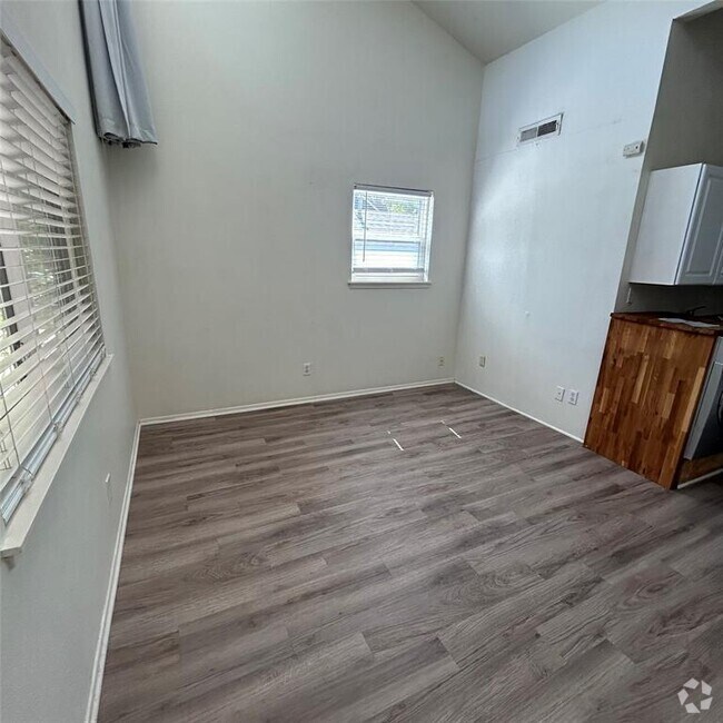 Building Photo - 1006 1/2 W 22nd St Unit 7 Rental