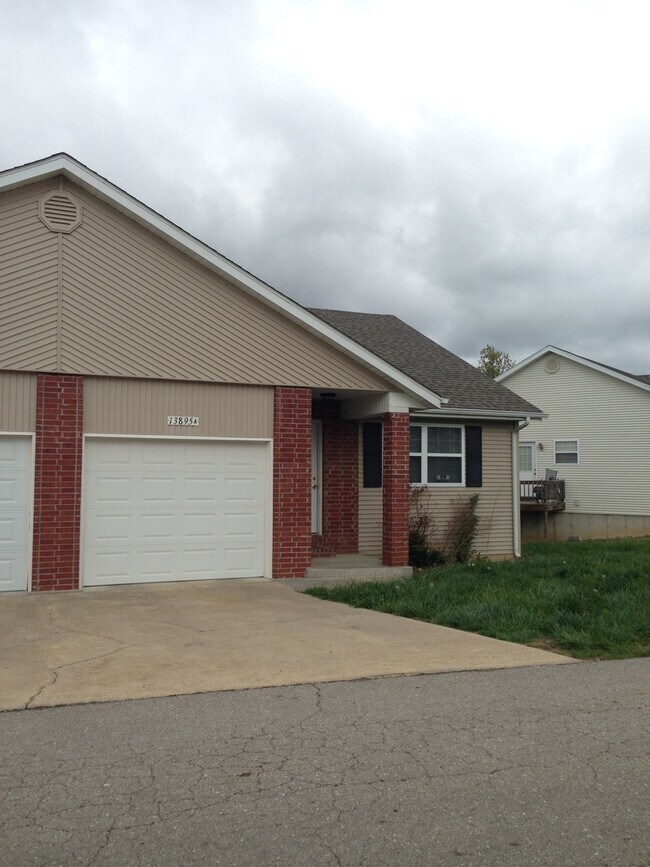 Spacious 3 bedroom, 2 bathroom duplex! - Spacious 3 bedroom, 2 bathroom duplex! Casa