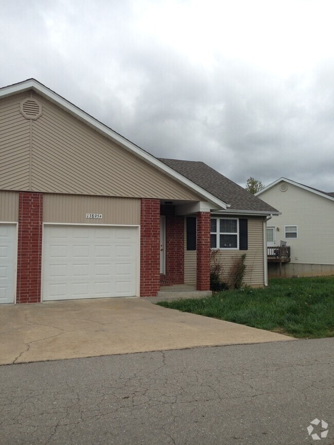 Building Photo - Spacious 3 bedroom, 2 bathroom duplex! Rental