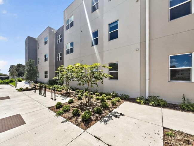 Building Photo - 4424 S Texas Ave Unit 1 319