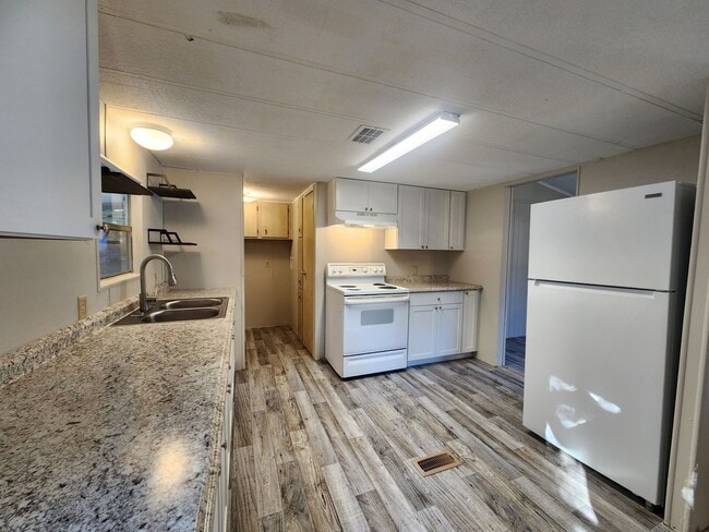 Photo - 2br - 2 Bed 2 Bath w/ screened porch and FULLY FENCED Backyard!