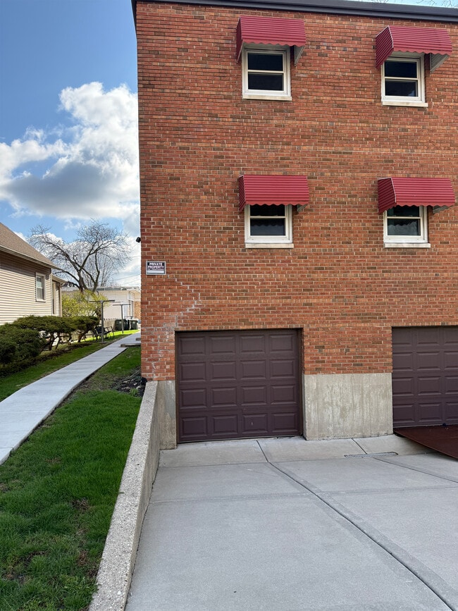 Building Photo - 1050 Touhy W Ave Unit 2