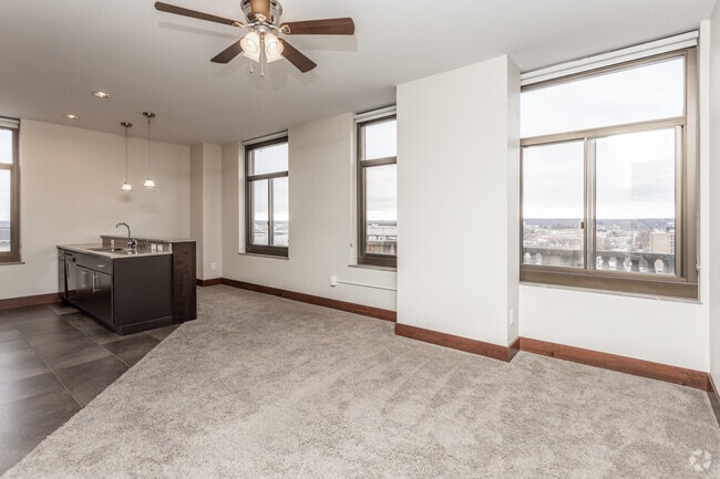 1BR, 1BA - 900-1,200 SF