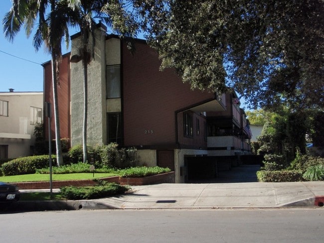 PAVILLION APTS. - 215 S Hudson Ave Unit 06