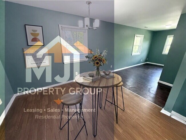 Photo - Spacious 3 Bedroom / 1 Bath Apartment in Sugar Creek *Ready Now*