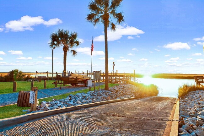 Photo - Waterfront Community in Richmond Hill!